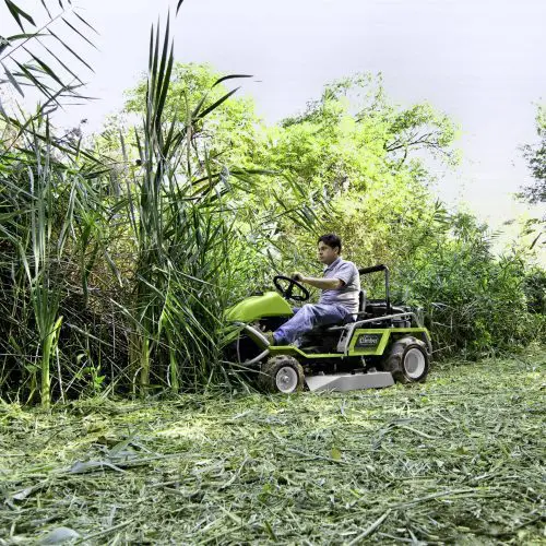 Grillo Climber 9.22 Ride-On Mower - trimming bush