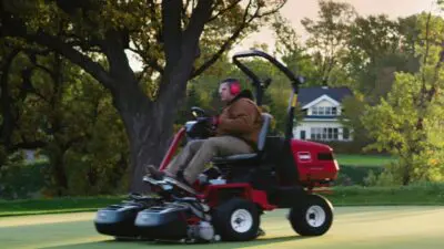 The new Toro Greensmaster® eTriFlex Greens Mower