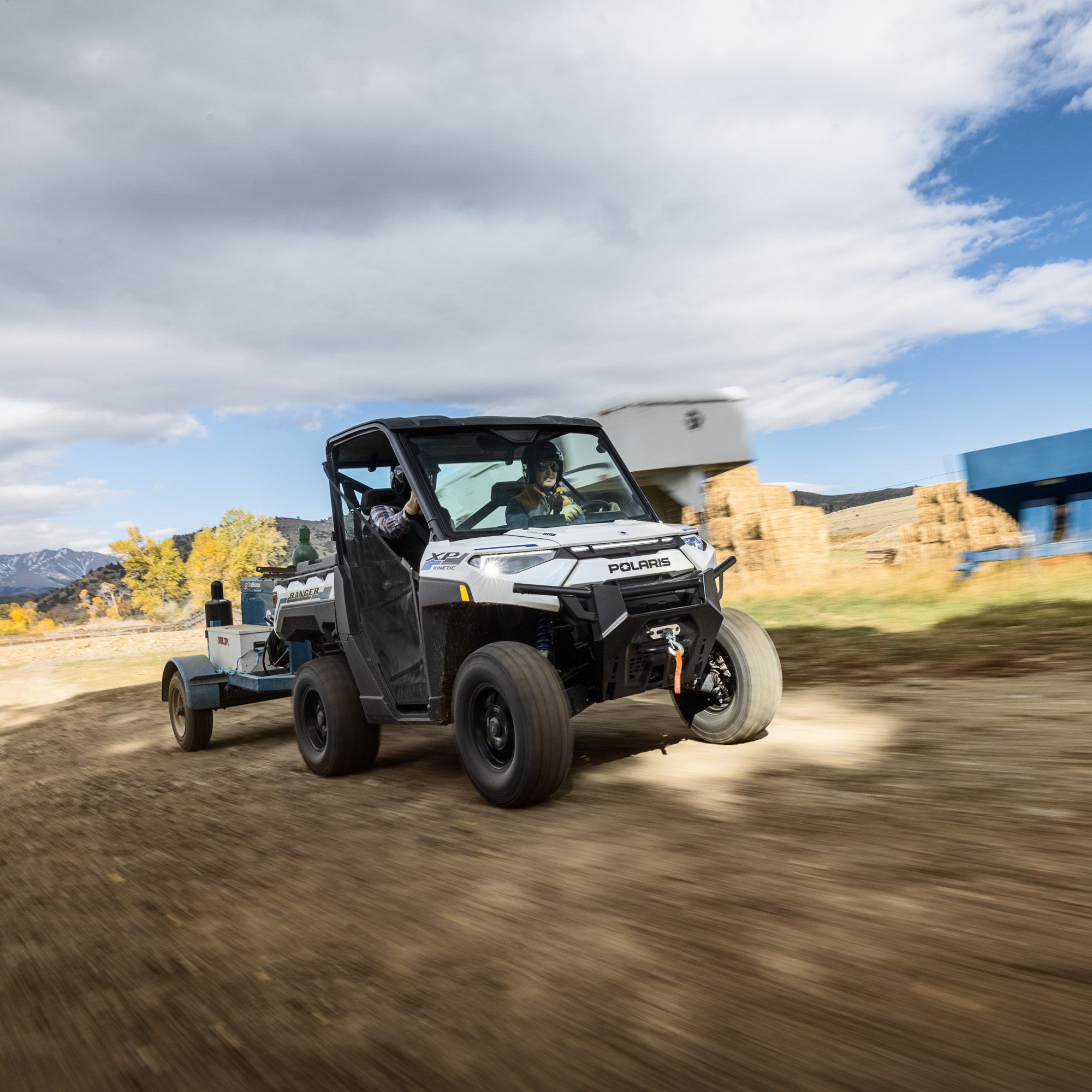 2023-ranger-xp-kinetic-icy-white-pearl-image-riding_SIX6631_04125 2023-ranger-xp-kinetic-icy-white-pearl-image-riding_SIX6631_04125