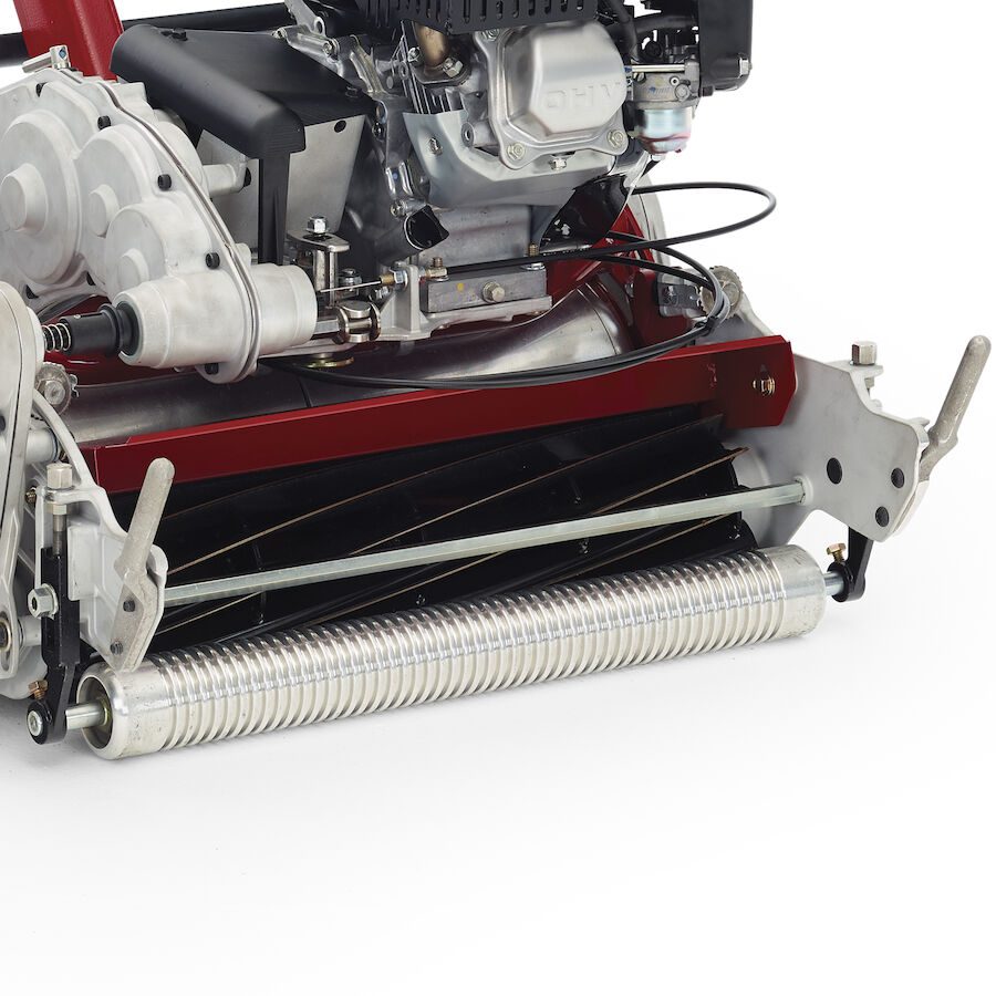 623_33e74b83-ba2f-4776-8a77-1e17782b4e94-4 Close-up of a Toro mower's 26-inch cutting unit showcasing eight blades and engine components