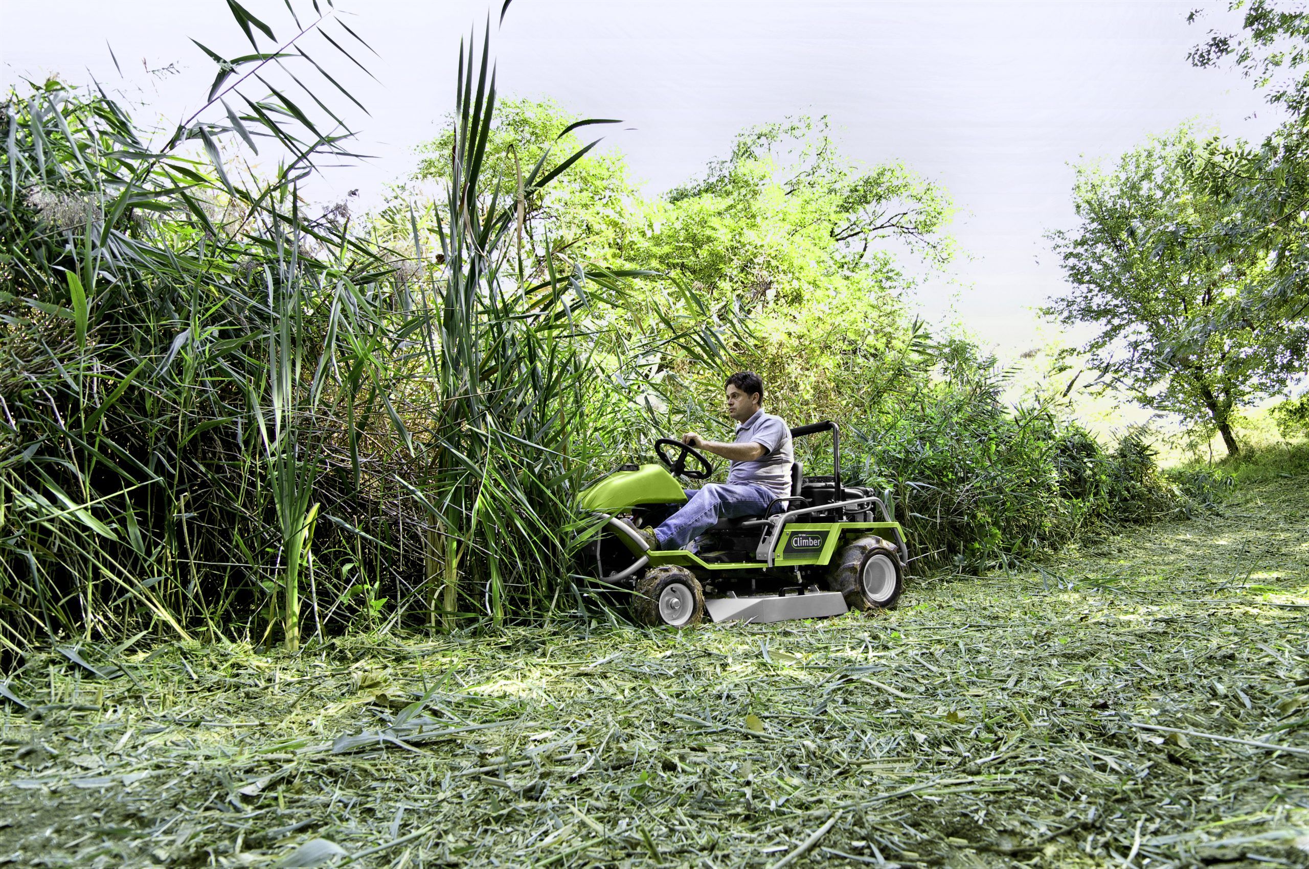 Grillo Climber 9.22 Ride-On Mower - trimming bush