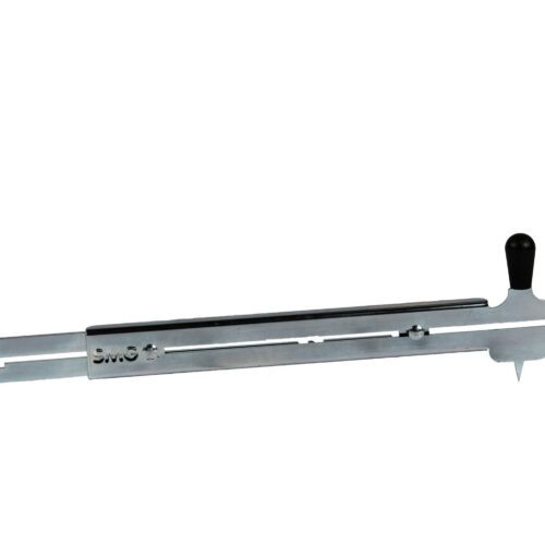 Cutting tool for circular cutting in artificial turf.