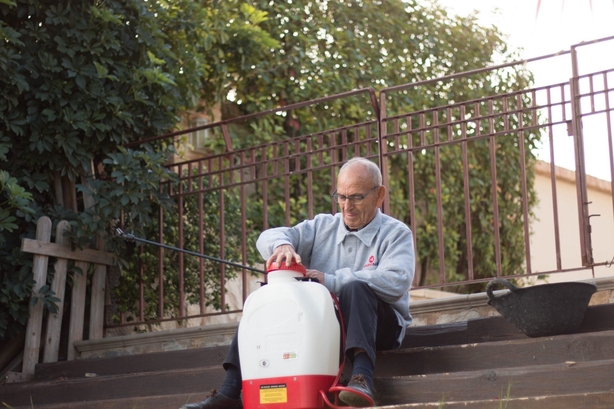 PulmicPegasus15-Campo Pulmic Pegasus 15 Electric hand sprayer - older gentleman opening sprayer