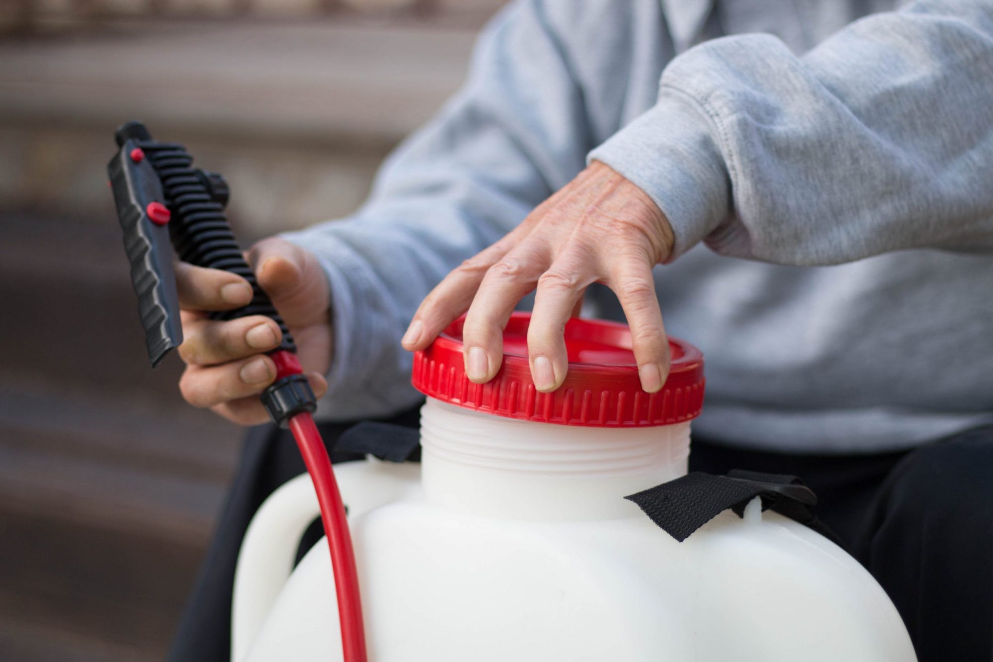 PulmicPegasus15 Pulmic Pegasus 15 Electric hand sprayer - older gentleman opening sprayer