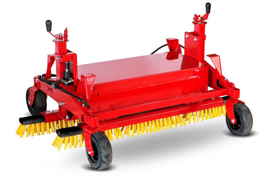 SMG SportsChamp Oscillation Brush OS1100 attachment for artificial turf Front view of SMG SportsChamp Oscillation Brush OS1100 for artificial turf grooming and leveling